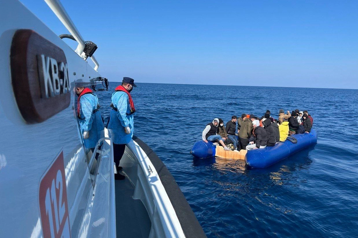 Ölüme terk edildiler! Çanakkale açıklarında 40 kaçak göçmen kurtarıldı