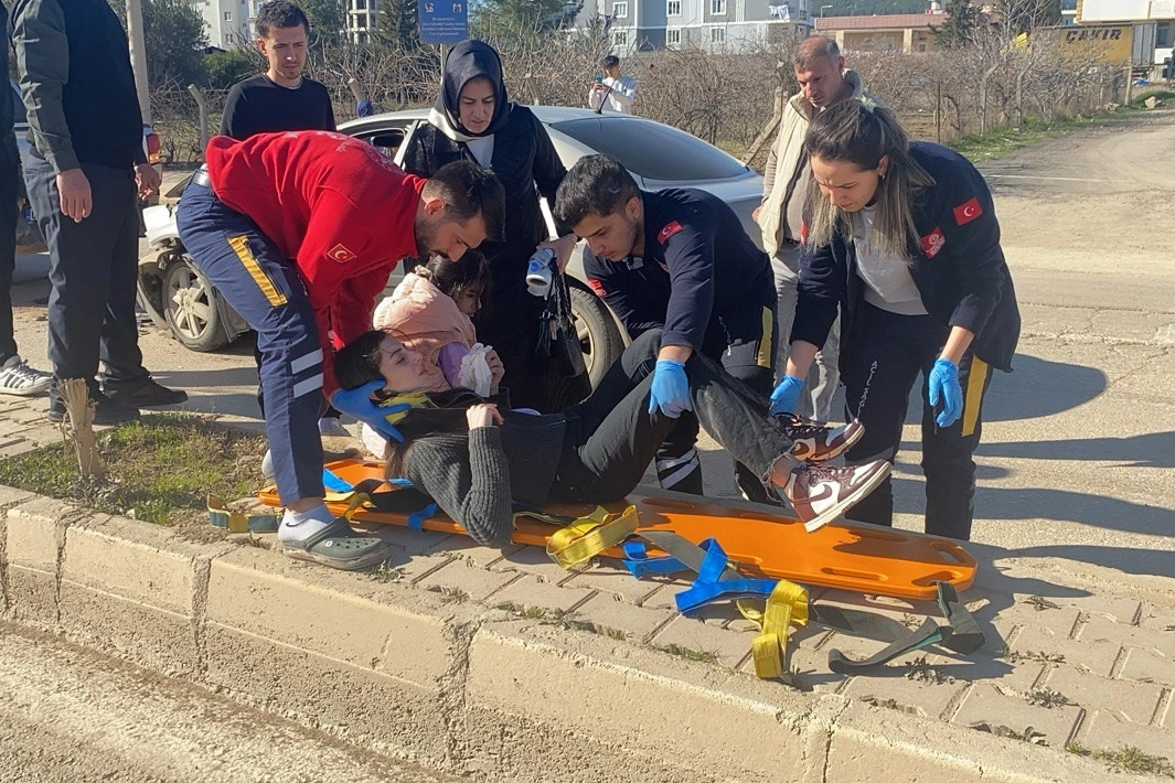 Adıyaman’da feci kaza! Kamyonet ile otomobil çarpıştı