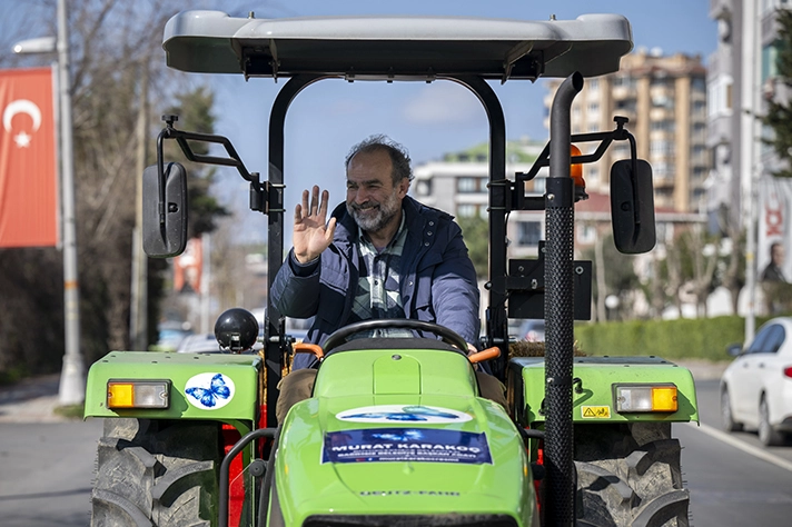 Bağımsız başkan adayından traktörlü seçim çalışması