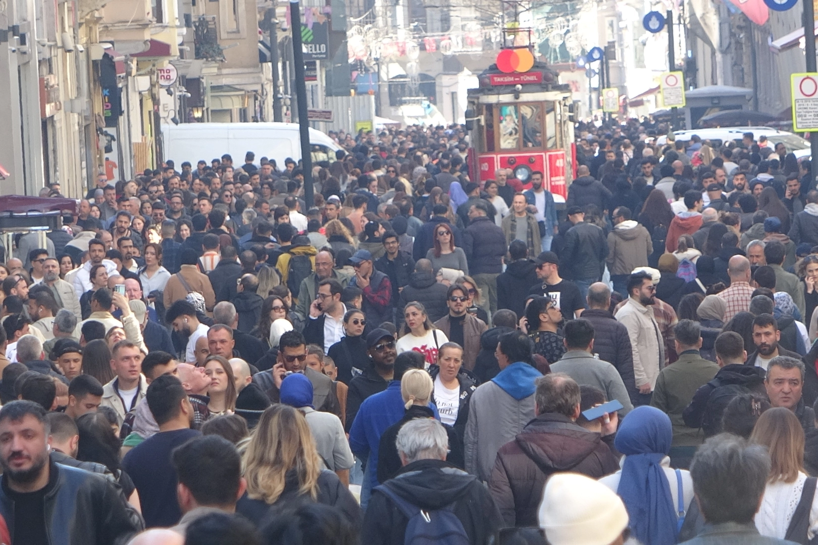 Taksim tıklım tıklım