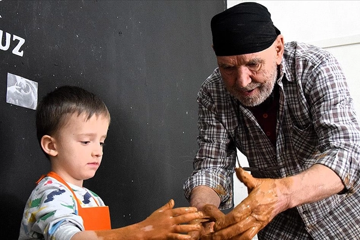 Çocuklar çömlek sanatını öğreniyor haberinin görseli