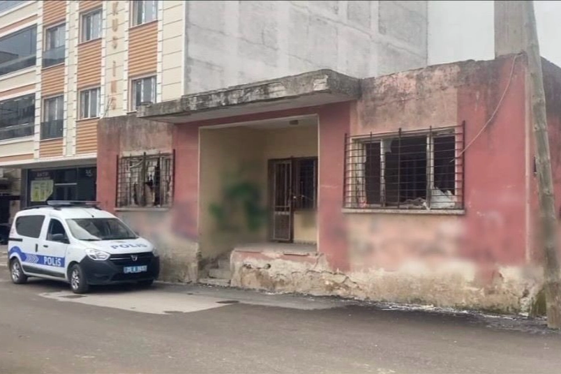 İzmir’de bir genç evde ölü bulundu haberinin görseli