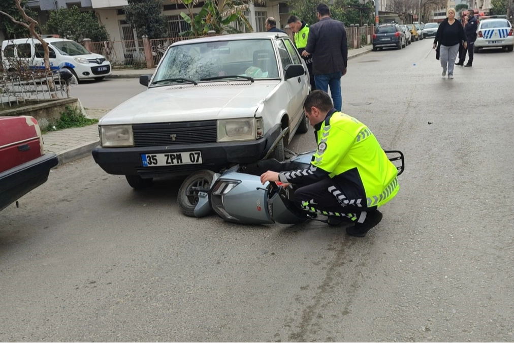 İzmir'de trafik kazası: Otomobil ile elektrikli motor çarpıştı haberinin görseli