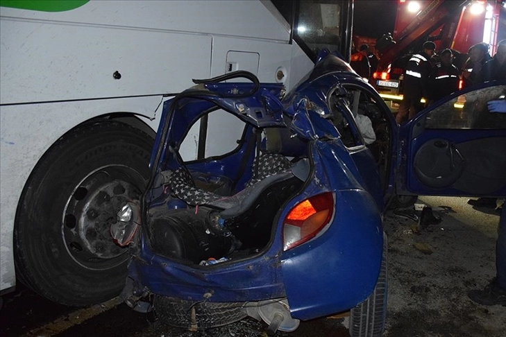 İzmir Haber: Yolcu otobüsü ile otomobil çarpıştı, ölü ve yaralılar var haberinin görseli