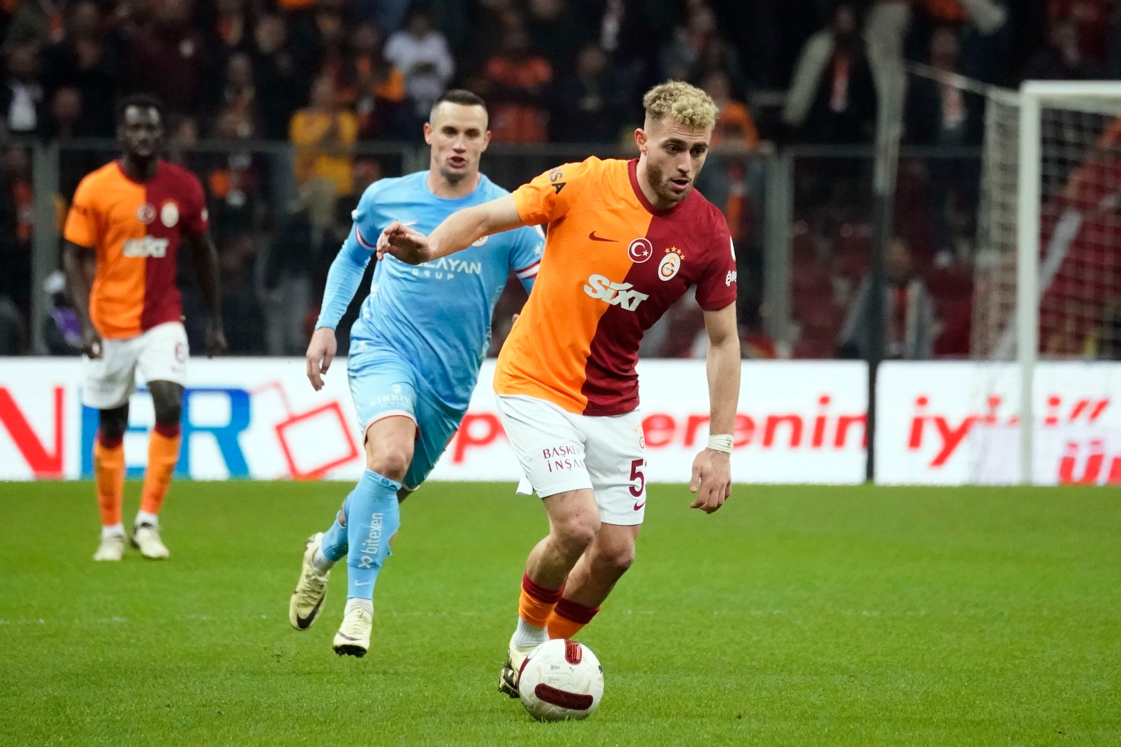Sahaların kralı aslanlar galibiyet serisine devam dedi: Galatasaray - Antalyaspor: 2-1 haberinin görseli