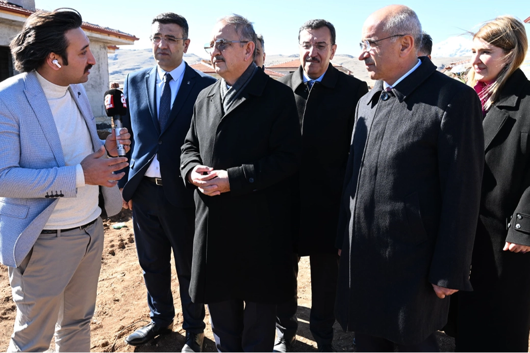 Bakan Mehmet Özhaseki deprem bölgesinde yapılan çalışmaları inceledi haberinin görseli
