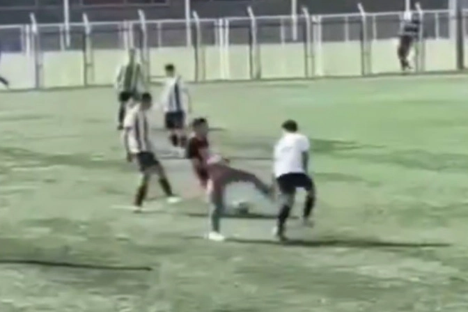 İzmir haber: Sahaya girip futbolcuyu darbeden şüpheli tutuklandı haberinin görseli