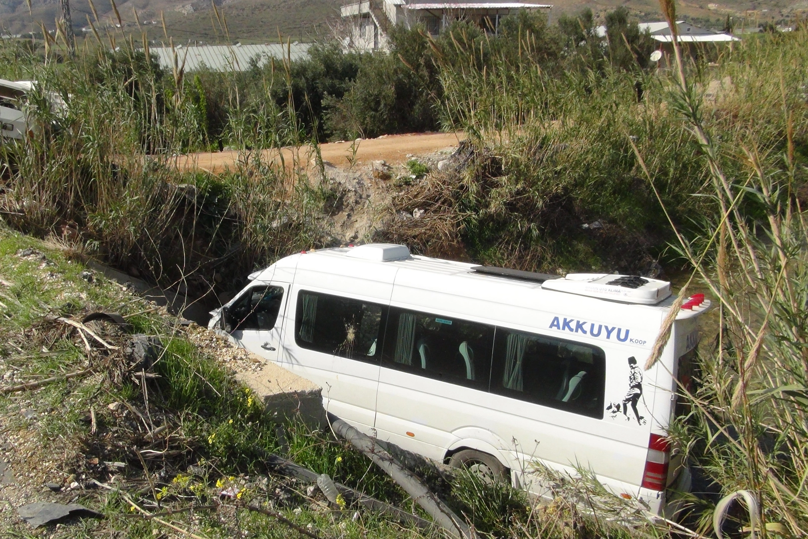 Mersin’de feci kaza: Yolcu minibüsü ile otobüs çarpıştı haberinin görseli
