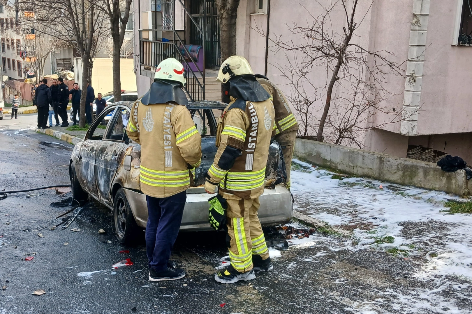 İstanbul'da dehşet: Komşusunu önce bıçakladı sonra arabasını yaktı