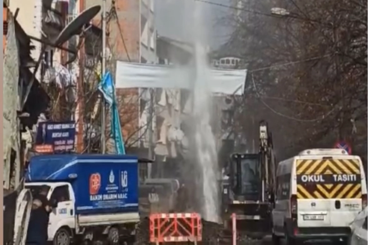 İstanbul'un çilesi bitmiyor: Bu sefer isale borusu patladı!