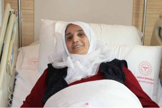 Kalp kapak deliği ameliyatsız kapatılan yaşlı kadın sağlığına kavuştu haberinin görseli