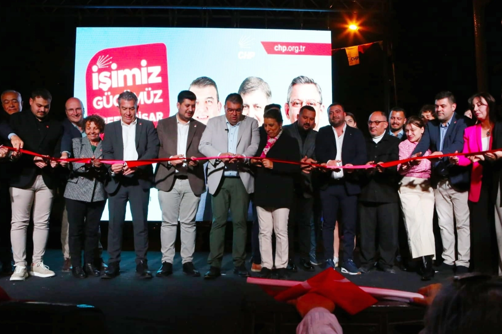 Seferihisar'da miting gibi açılış