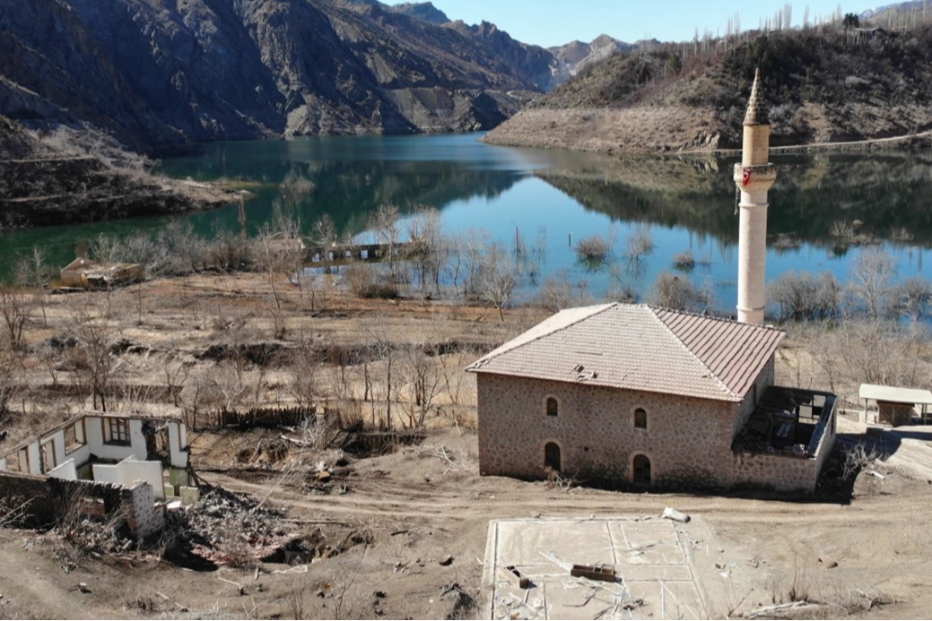 Sular altında kalan köy baraj suları çekilince yeniden ortaya çıktı