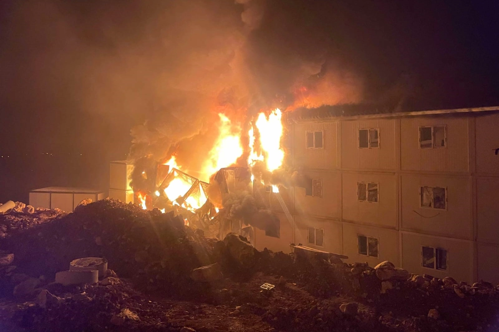 Deprem bölgesinde yangın! haberinin görseli