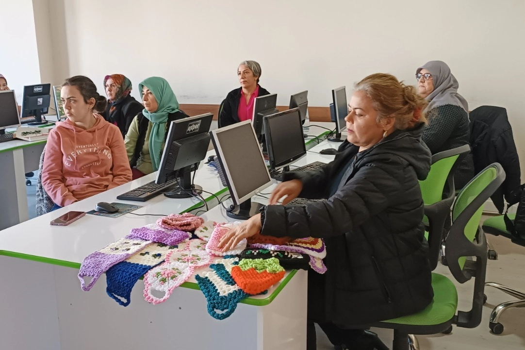 Tire'nin üretici kadınları dijital pazarda haberinin görseli