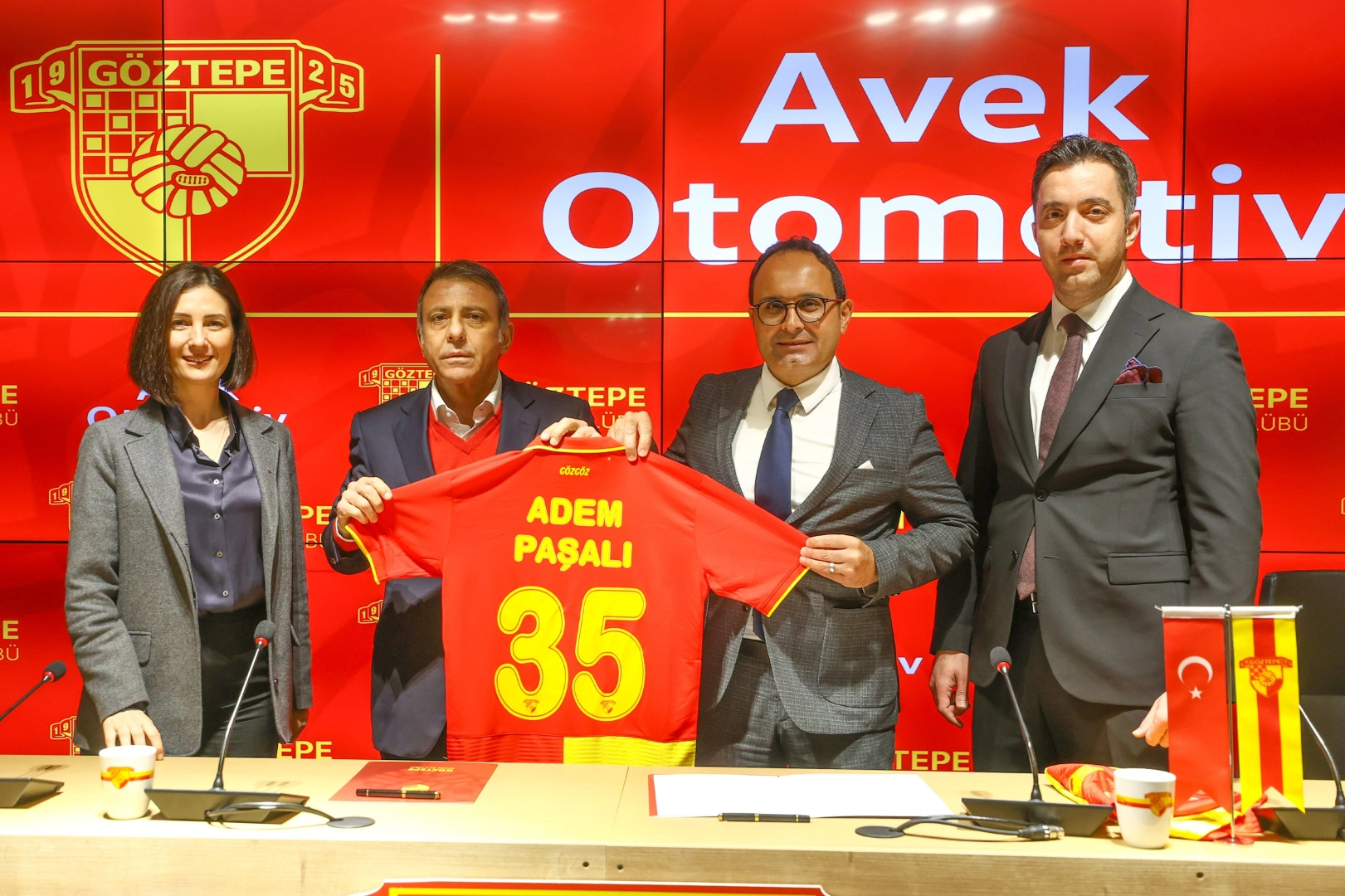 AVEK Otomotiv Göztepe'ye sponsor oldu