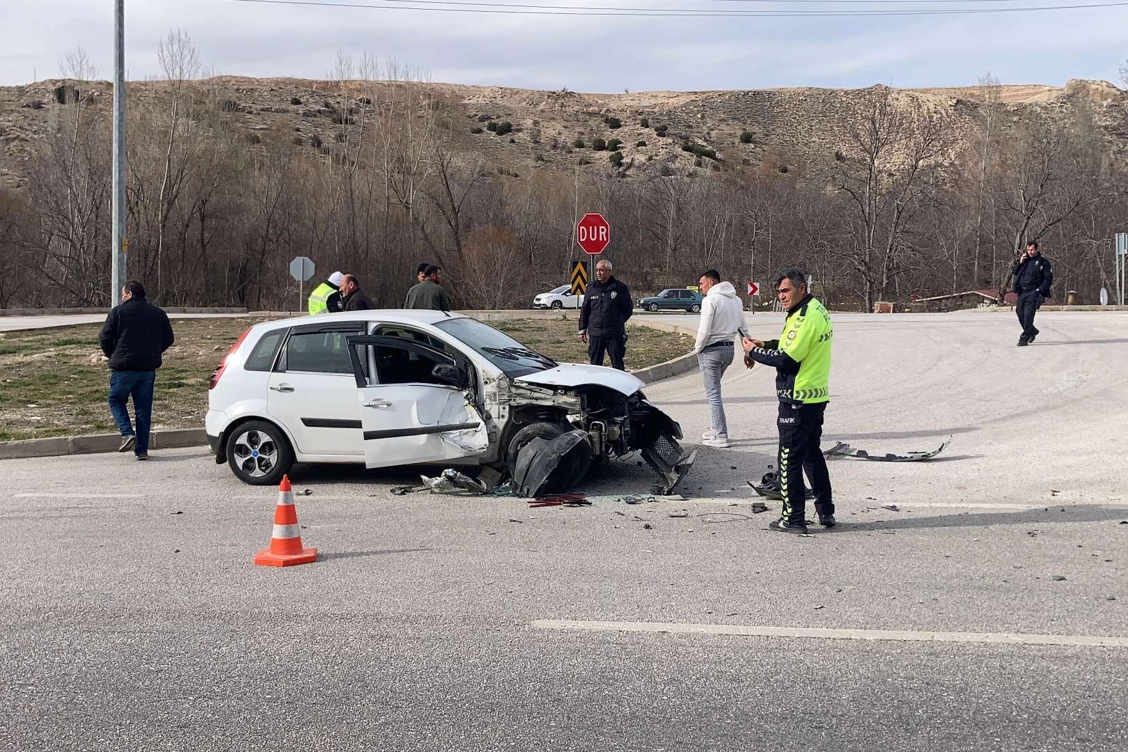 Burdur'da korkutan kaza: Traktör ile otomobil çarpıştı