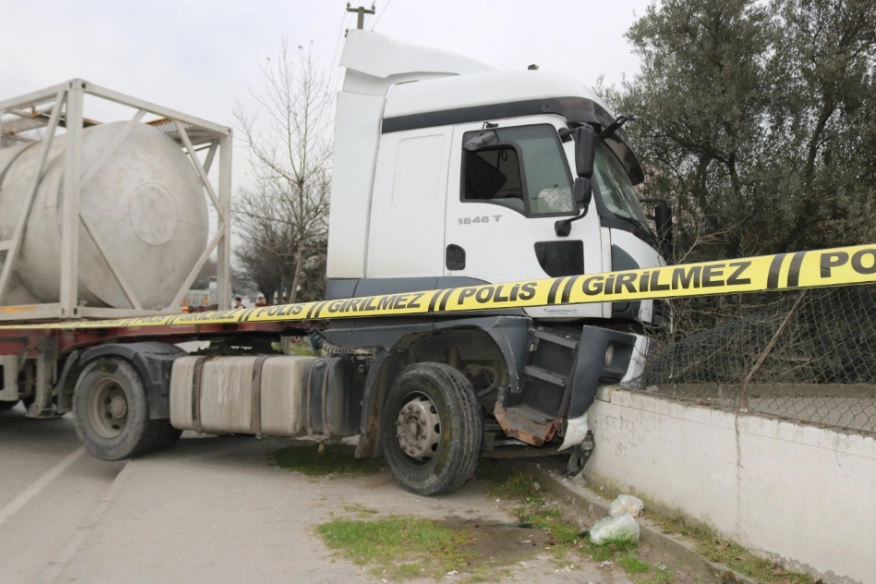 Sakarya'da faciadan dönüldü: Tır sürücüsü direksiyon başında kalp krizi geçirdi