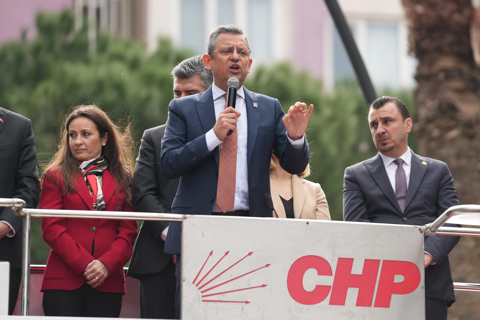 CHP lideri Özgür Özel memleketi Manisa’da oy istedi: Bedelli askerliğe kaçanlardan değil…