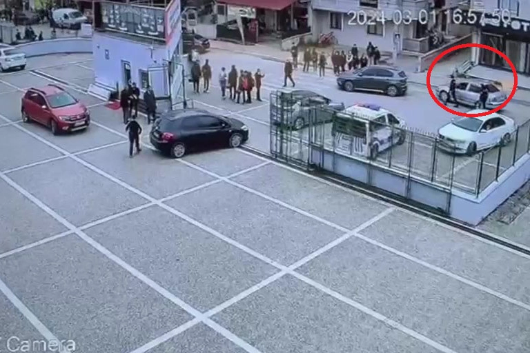 Dur ihtarına uymadı polisi metrelerce sürükledi