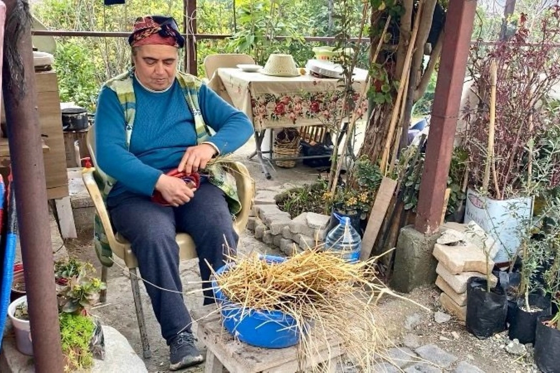 Hatay'da buğdağ sapları depremzede eliyle tepsiye dönüşüyor