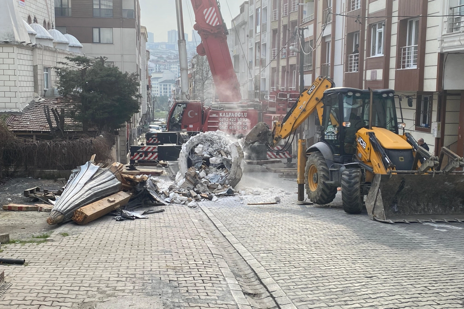 İstanbul’da korku dolu anlar: Cami minaresi zemine düştü