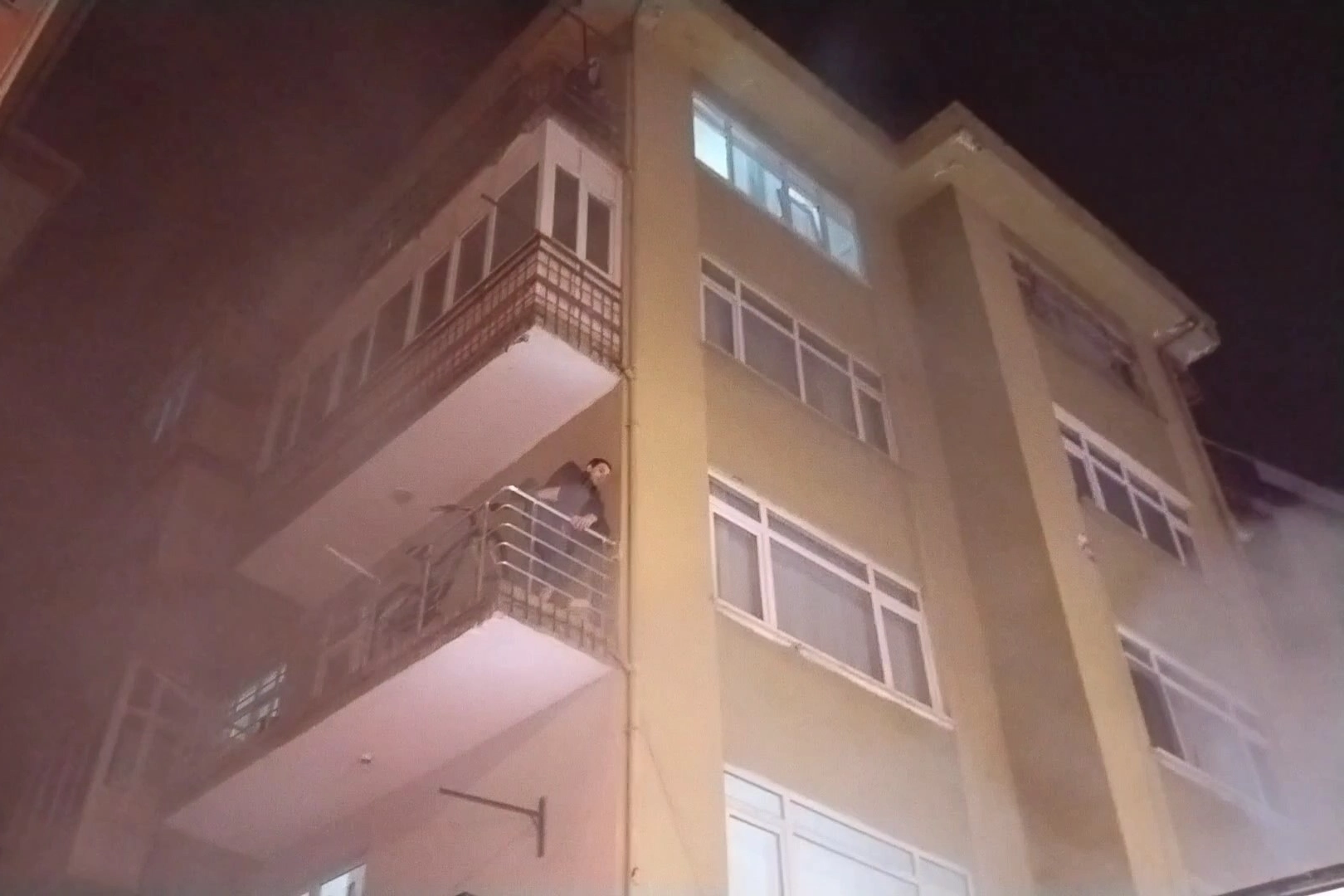 İstanbul’da yangın paniği: Apartmanda mahsur kaldılar haberinin görseli