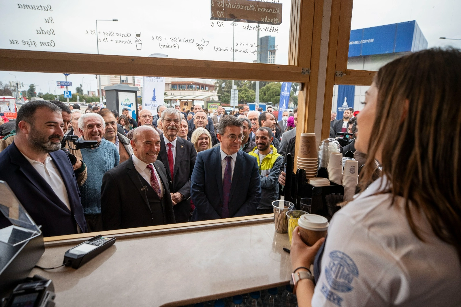 İzmirli Kahve'nin üçüncüsü Fahrettin Altay metro istasyonu karşısında açıldı