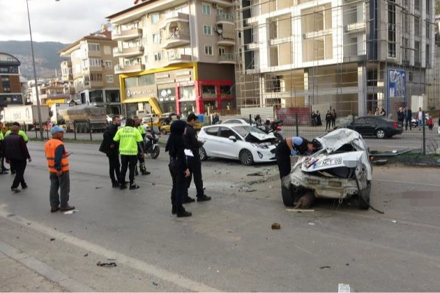 Alanya'da bariyerleri kıran otomobil iki araca çarptı: Ölü ve yaralılar var! haberinin görseli