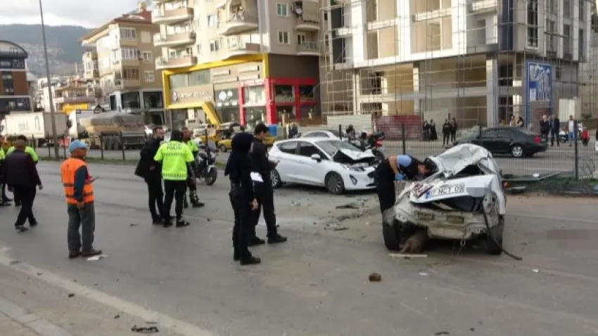 Alanya'da bariyerleri kıran otomobil iki araca çarptı: Ölü ve yaralılar var! haberinin görseli
