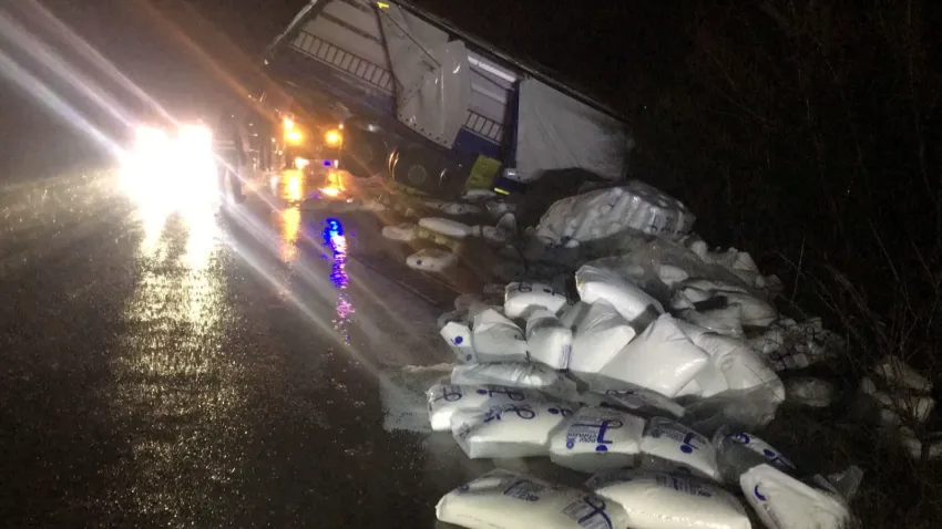 Amasya’da tır kaza yaptı! Çuvallar yola savruldu haberinin görseli