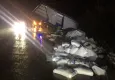 Amasya’da tır kaza yaptı! Çuvallar yola savruldu