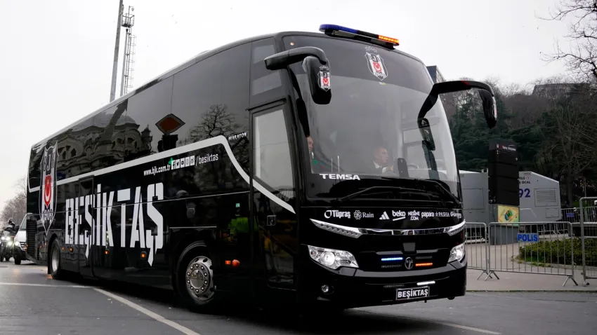 Beşiktaş derbi için stada ulaştı haberinin görseli