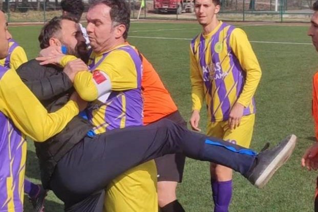 Kırmızı kart gören yedek oyuncu hakeme tekme attı haberinin görseli