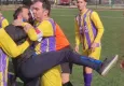 Kırmızı kart gören yedek oyuncu hakeme tekme attı