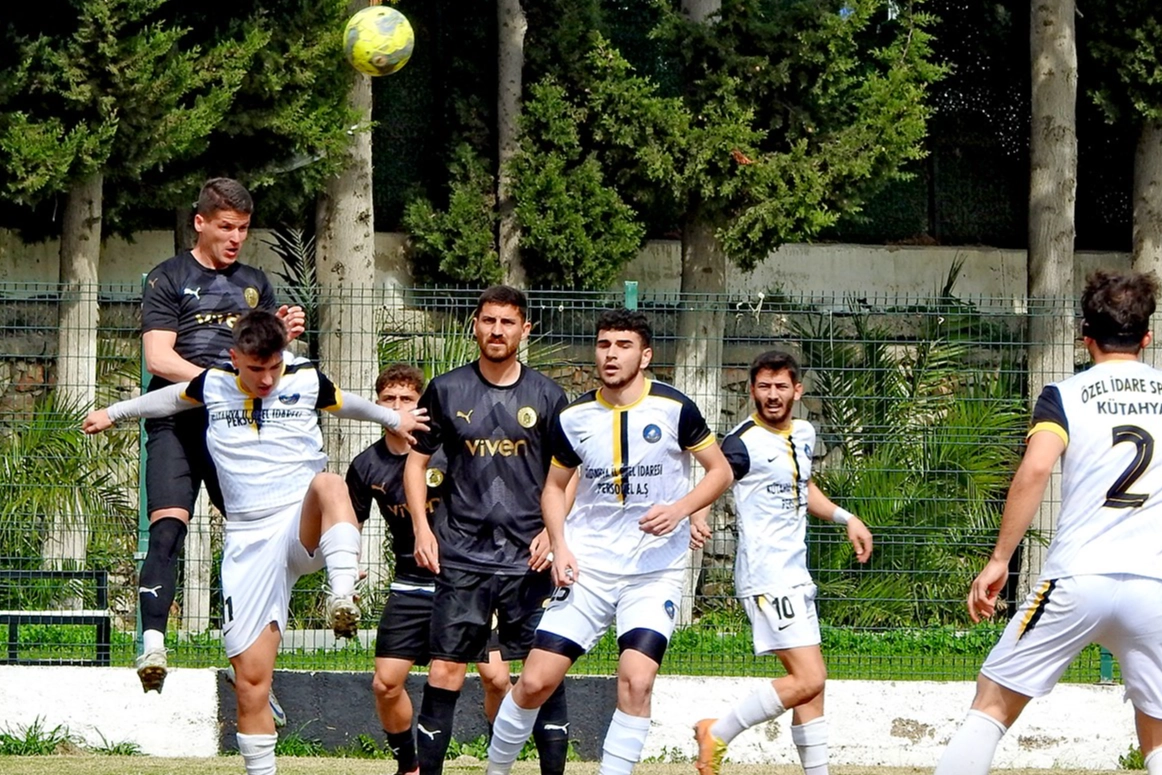 Çeşme Belediyespor farklı kazandı haberinin görseli