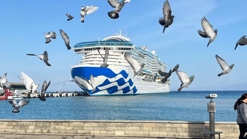 Dünyanın en büyük kruvaziyer gemisi Kuşadası'nda