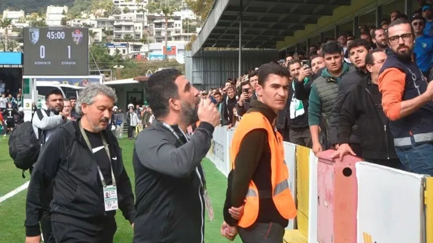 Bodrumspor-Eyüpspor maçında hareketli dakikalar! Seçil Erzan tezahüratları karşısında Arda Turan tribüne küfürler savurdu haberinin görseli
