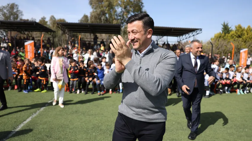 Cumhur İttifakı İzmir adayı Hamza Dağ: Bakanlık 50 halı saha yapacaksa, biz de 50 tane yapacağız