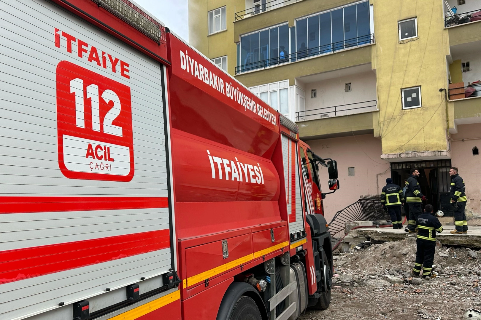 Diyarbakır'da ev yangını: İtfaiye eri yaralandı haberinin görseli
