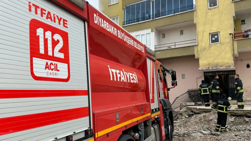 Diyarbakır'da ev yangını: İtfaiye eri yaralandı haberinin görseli