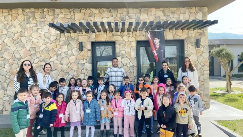 Efes Tarlası Yaşam Köyü çocukları doğayla buluşturuyor haberinin görseli