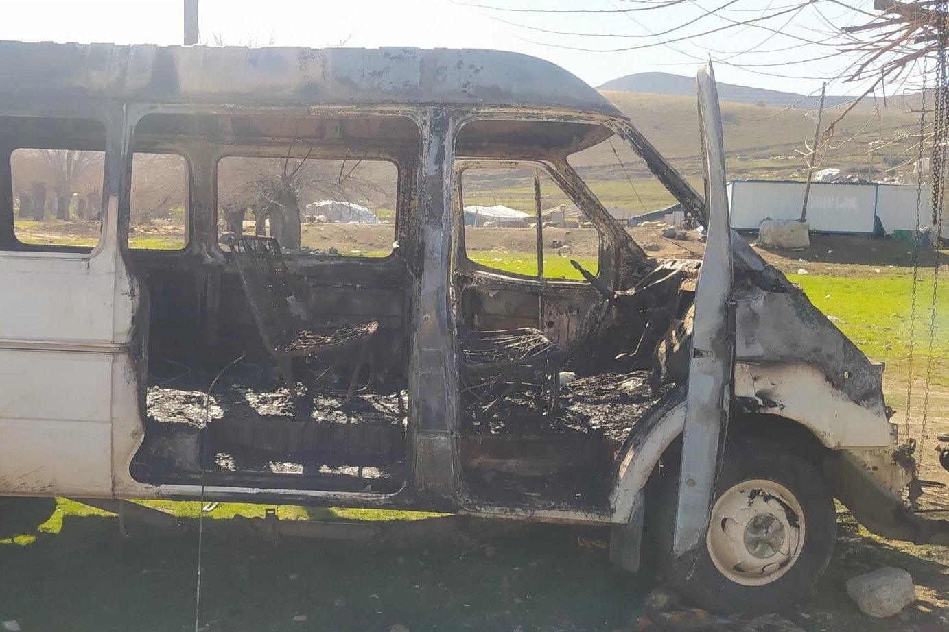 Elazığ'da bir minibüs küle döndü haberinin görseli