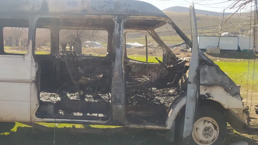 Elazığ'da bir minibüs küle döndü haberinin görseli