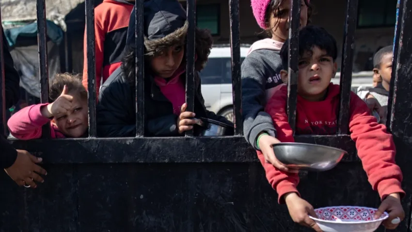 Gazze hem savaş hem de kıtlıkla mücadele ediyor: 15 çocuk açlık ve susuzluktan öldü haberinin görseli