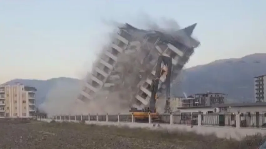 Hatay'da 11 katlı bina yerle bir oldu haberinin görseli