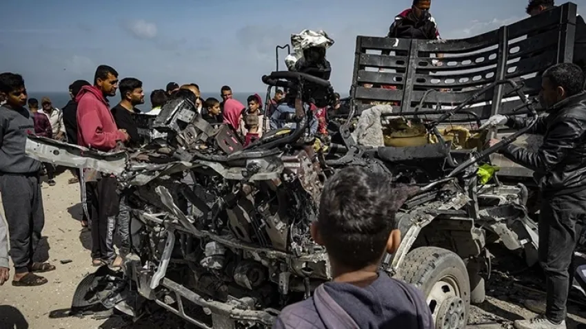 İsrail ordusu insani yardım bekleyenlere saldırdı: Çok sayıda ölü var haberinin görseli