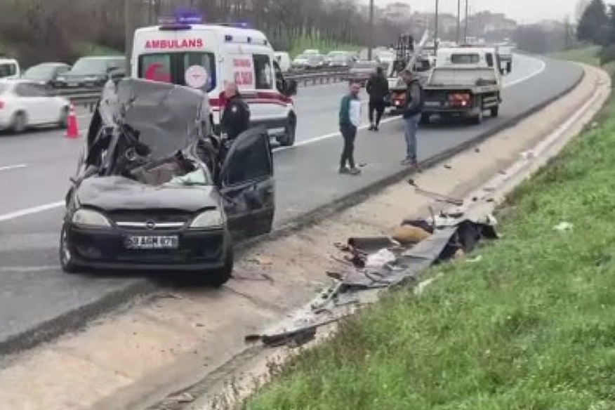 İstanbul'da zincirleme trafik kazası: 2 ölü 4 yaralı haberinin görseli