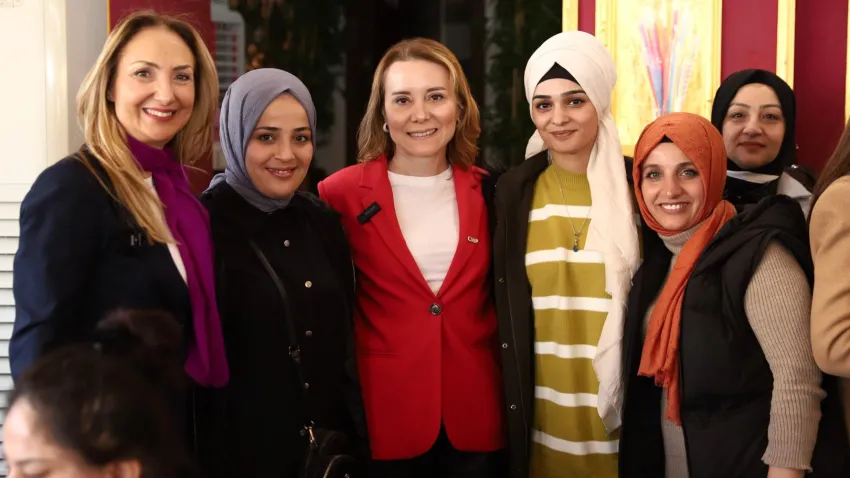 Konak’ta coşkulu kadın buluşması