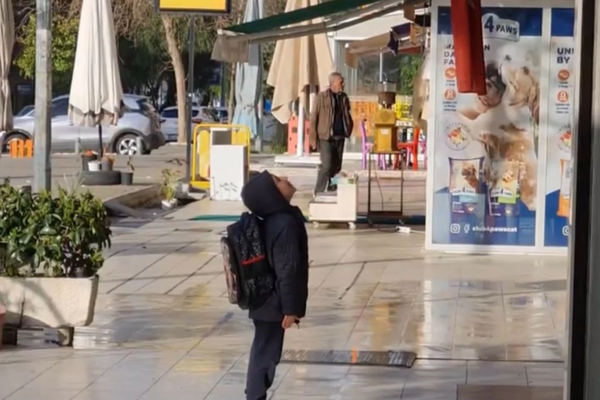 Küçük çocuk Türk bayrağının karşısına geçip İstiklal Marşı okudu haberinin görseli